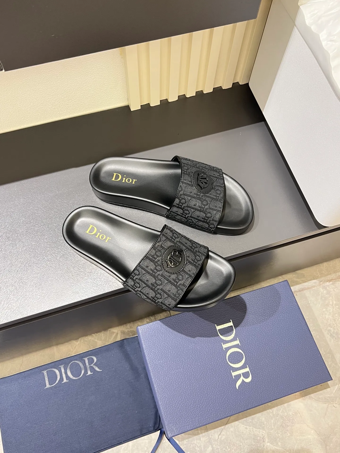 Men's men's shoes 💰p300 Size 38-45 Dior Dior's latest H-Town series Oblique thick sole slippers sandals Original purchase development and production This Dior H-Town sandals pay tribute to the classic logo of sports style and highlight Dior's high-end spirit. Crafted from black rubber with a beige and black Oblique printed upper, it's accentuated with tonal calfskin details. The rubber sole incorporates a variety of elements and is embellished with the Dior logo for a refined, futuristic look. Can be worn with shorts or jeans. Comes with exquisite packaging at the counter 🛍📦 ▪️ Fabric: Original customized imported Oblique embroidery ▪️ Lining: Imported soft sheepskin ▪️ Sole: Original molded ultra-light foam material ▪️ Bottom thickness: 4CM